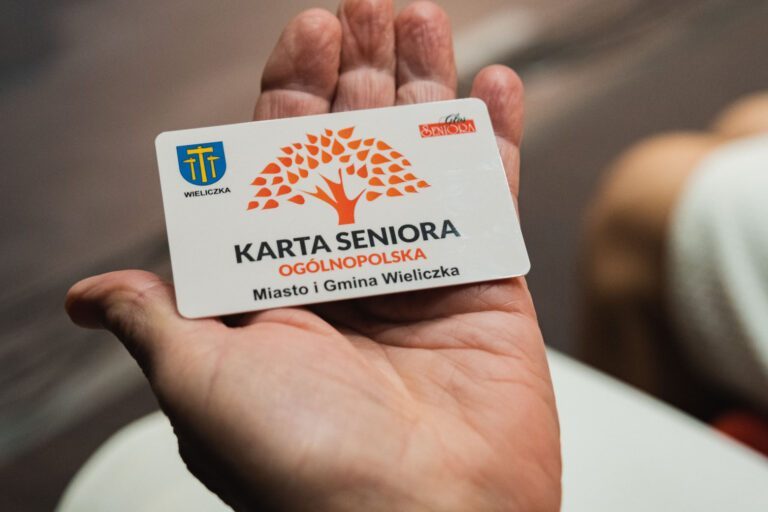 dłoń trzymająca kartę seniora