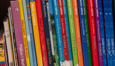 książki dla dzieci stojące na półce